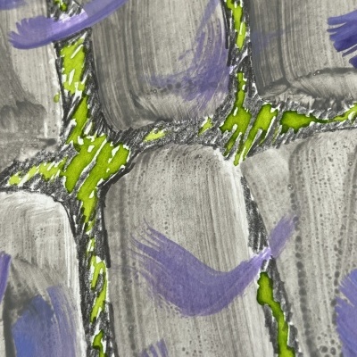 Textura abstrata com retângulos cinzentos, detalhes verdes e pinceladas púrpuras