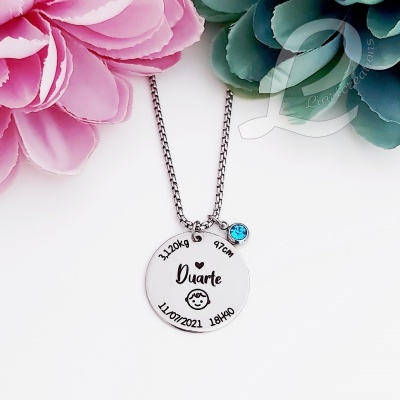 Colar com pendente redondo gravado e pendente azul em fundo branco com flores