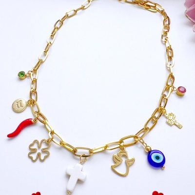 Fio em corrente com amuletos