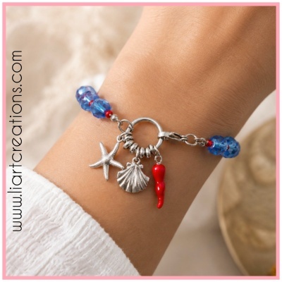 Pulseira com contas azuis e pendentes metálicos em forma de concha, estrela-do-mar e pimento vermelho.