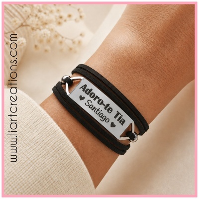 Pulseira preta de couro com placa metálica gravada Adoro-te Tia Santiago no pulso