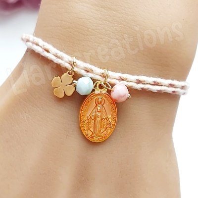 Pulseira em cordão com medalha da Nossa Senhora das Graças e trevo