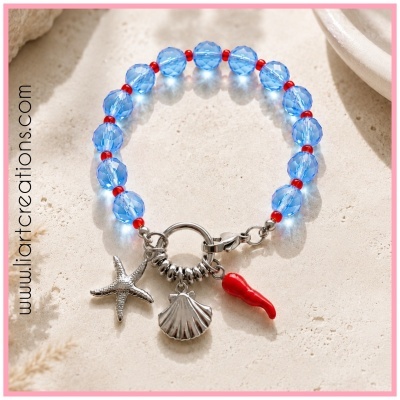 Pulseira com contas azuis e vermelhas e pendentes marinhos