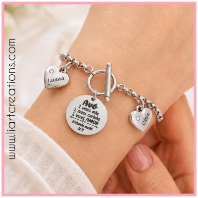 Pulseira de prata com correntes e pendentes gravados com nomes e mensagem personalizada