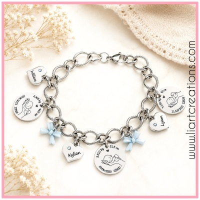 Pulseira de corrente prateada com pendentes personalizados e detalhes em azul clara