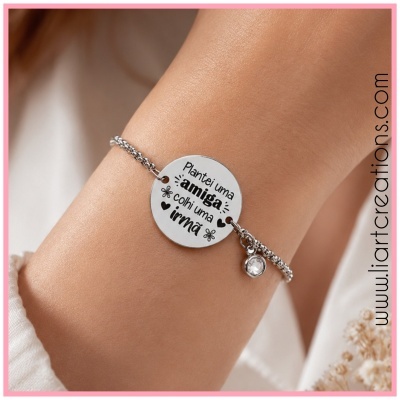 Pulseira com pendente redondo e corrente prateada
