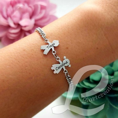 Pulseira em corrente com silhuetas de meninos personalizadas com nome
