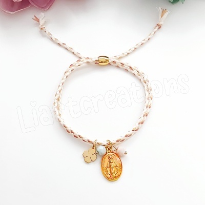 Pulseira em cordão com medalha da Nossa Senhora das Graças e trevo