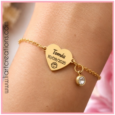 Pulseira dourada com medalha em forma de coração e pendente com pedra transparente