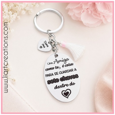 Porta-chaves metálico com pendente oval e pendente de coração com nomes, com tassel branco e detalhe cor-de-rosa