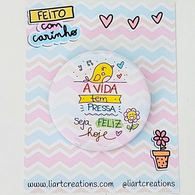 Crachá "A vida tem pressa, seja feliz hoje"