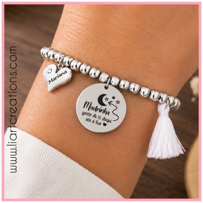 Pulseira prateada com pendente de coração e pendente redondo com texto