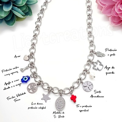 Colar em corrente grossa com amuletos e medalha de S. Bento