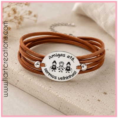 Pulseira de couro castanho com placa metálica oval com ilustração e texto