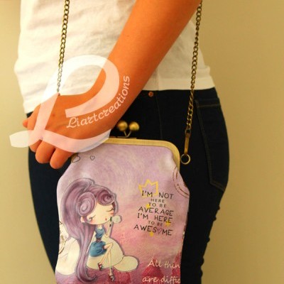 Mala lilás a tira colo com alça em corrente