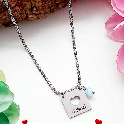 Fio com chapa quadrada com coração recortado personalizada com nome