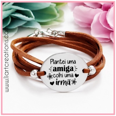 Pulseira de couro castanho com placa metálica e mensagem