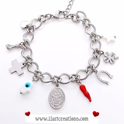 Pulseira em corrente grossa com amuletos