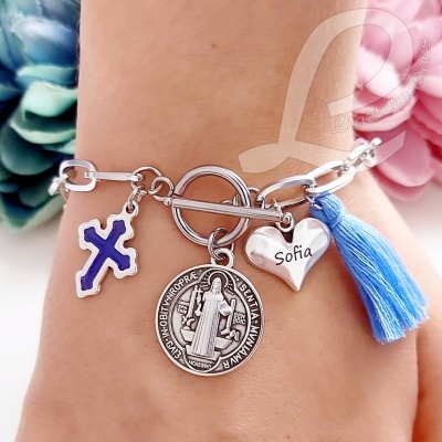 Pulseira em corrente com pendentes religiosos