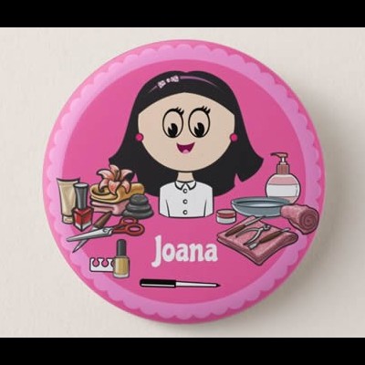 Botão redondo rosa com ilustração de mulher e equipamentos de manicure e nome Joana