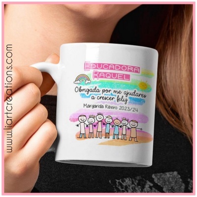 Caneca branca com ilustração colorida e texto em português, segurada por mão feminina