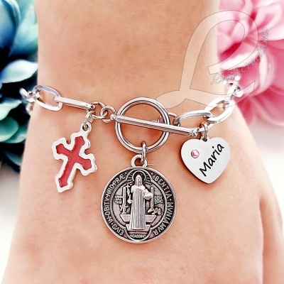 Pulseira em corrente com pendentes religiosos