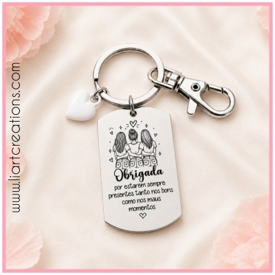 Chaveiro metálico com placa retangular e coração branco.