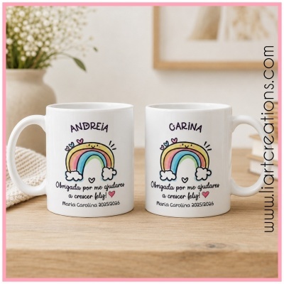 Duas canecas brancas personalizadas com arco-íris e texto em português