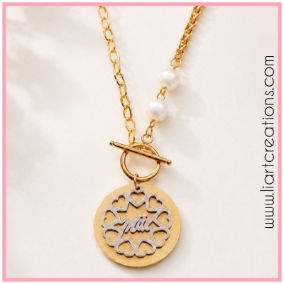 Colar dourado com pendente redondo e pérolas brancas