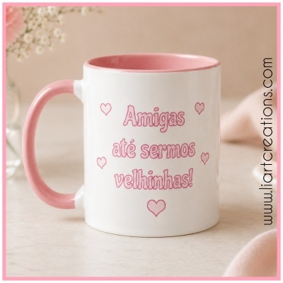 Caneca branca com interior e pega rosa e texto Amigas até sermos velhinhas! em rosa