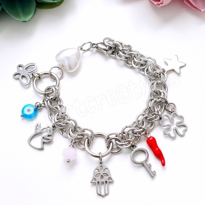 Pulseira em corrente com amuletos