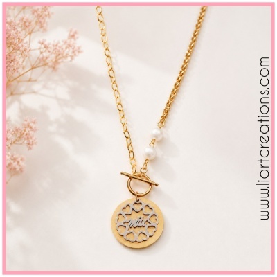 Colar dourado com pendente redondo com corações e palavra mãe