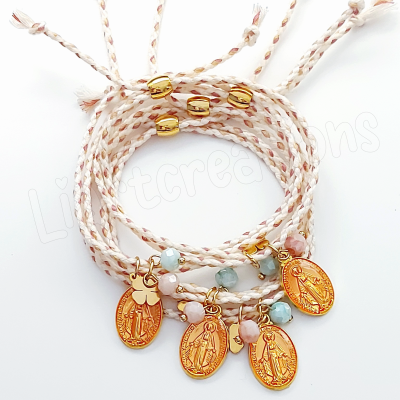 Pulseira em cordão com medalha da Nossa Senhora das Graças e trevo