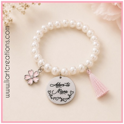 Pulseira de pérolas com pendentes flor, medalhão com texto e tassel rosa