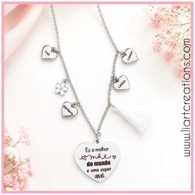 Colar em metal prateado com pendente em forma de coração e vários pequenos corações e flor, nomes gravados e texto especial para mãe e avó.