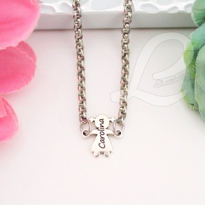 Fio em corrente com silhuetas de meninos personalizadas com nome