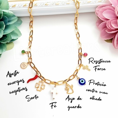 Fio em corrente com amuletos