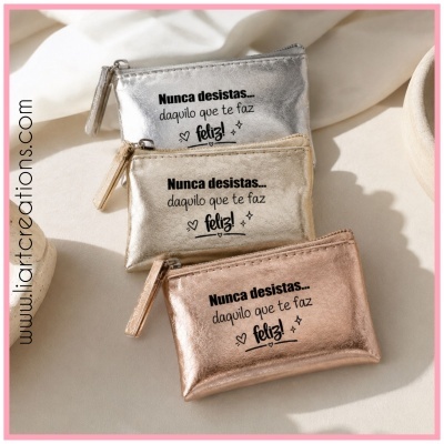 Três bolsas de mão metálicas prateada, dourada e rosa com texto motivacional em preto