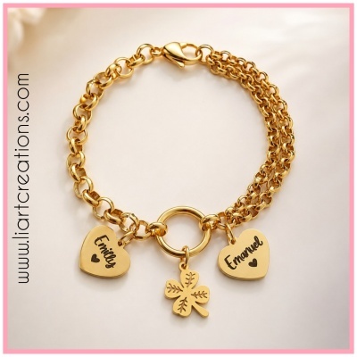 Pulseira dourada com pendentes em forma de coração e trevo