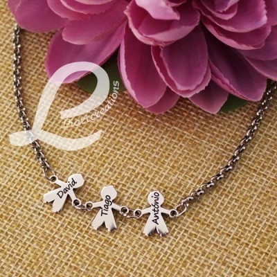 Fio em corrente com silhuetas de meninos personalizadas com nome