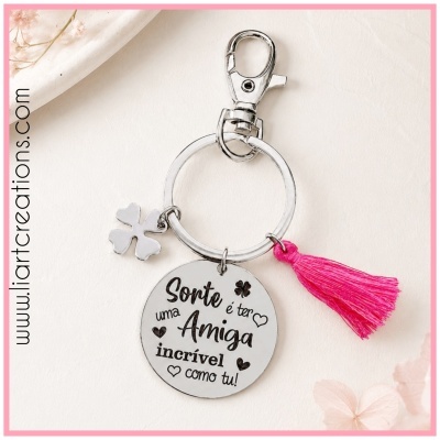 Porta-chaves metálico com pendente redondo e tassel rosa