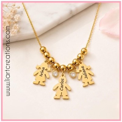 Colar dourado com pendentes em forma de bonecos e nomes, detalhado com cristais