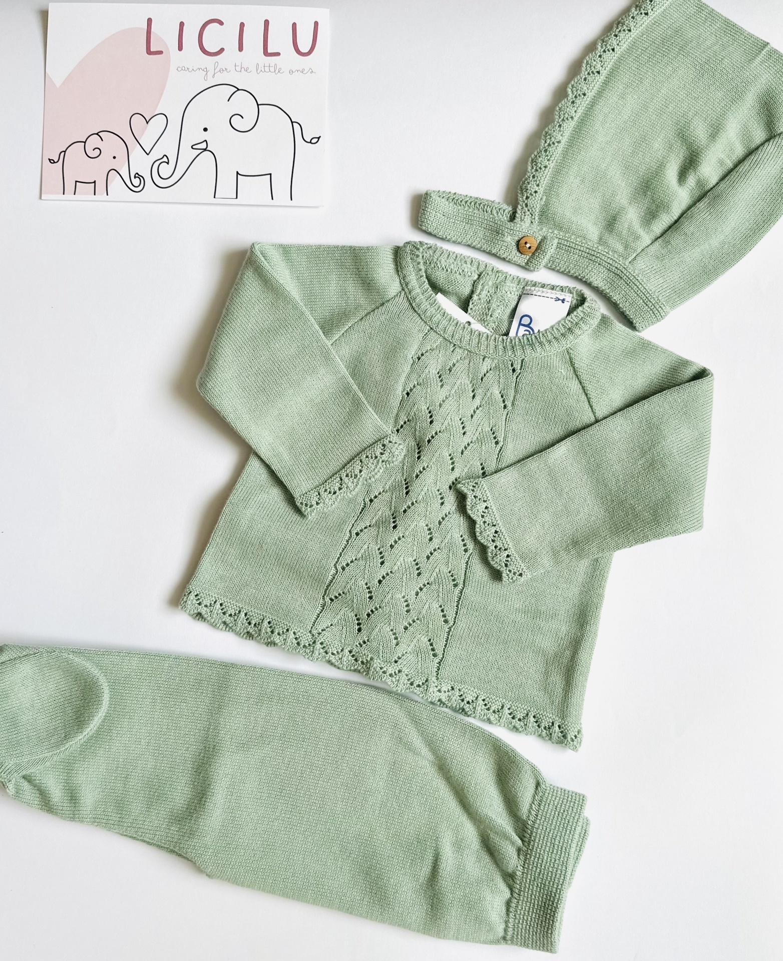 Conjunto de malha com calças e touca - Verde Seco Conjunto de roupa de bebé em malha verde clara com cartão LICILU e ilustração de elefantes