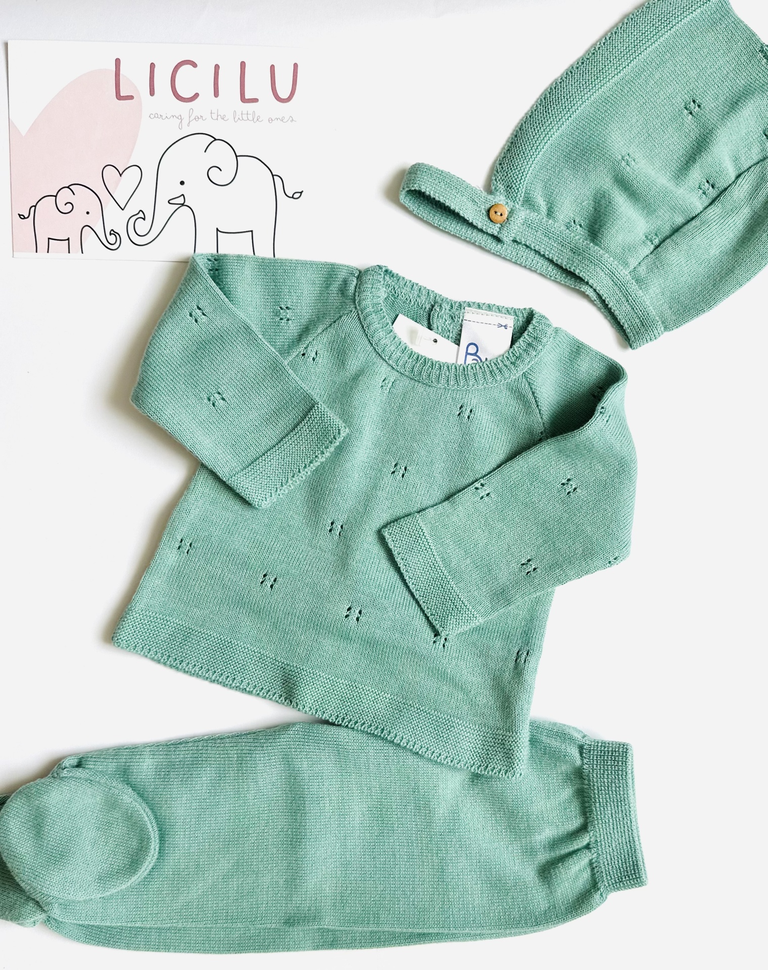 Conjunto de malha com calças e touca - Verde Turquesa Conjunto de roupa para bebé em malha verde água com camisola, calças, capuz e cartão com elefantes.
