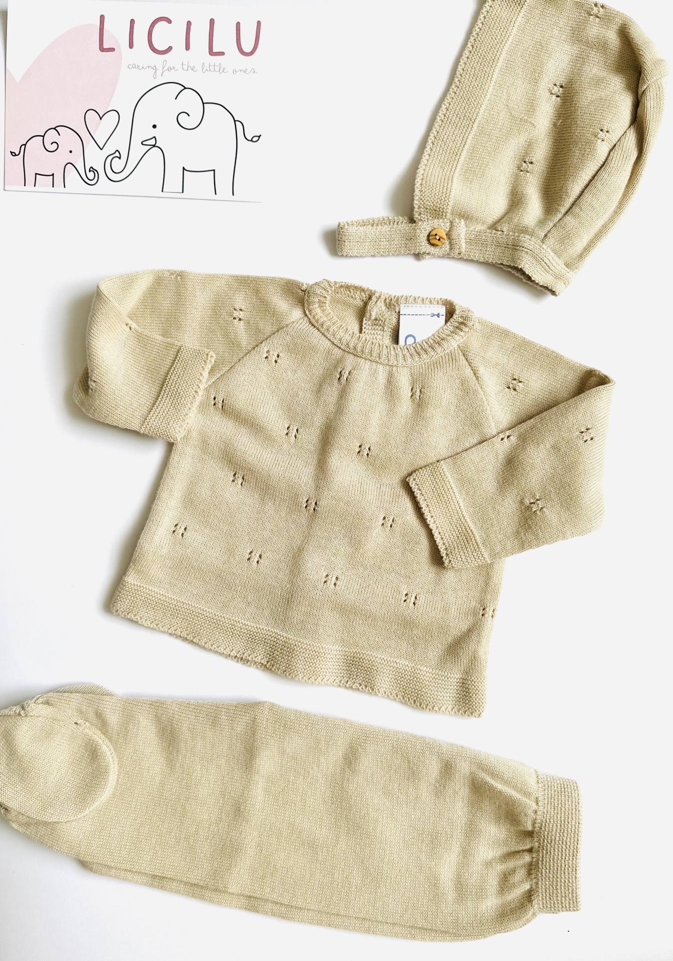 Conjunto de malha com calças e touca - Camel Conjunto de roupa bebé em malha bege com camisola, calças e gorro