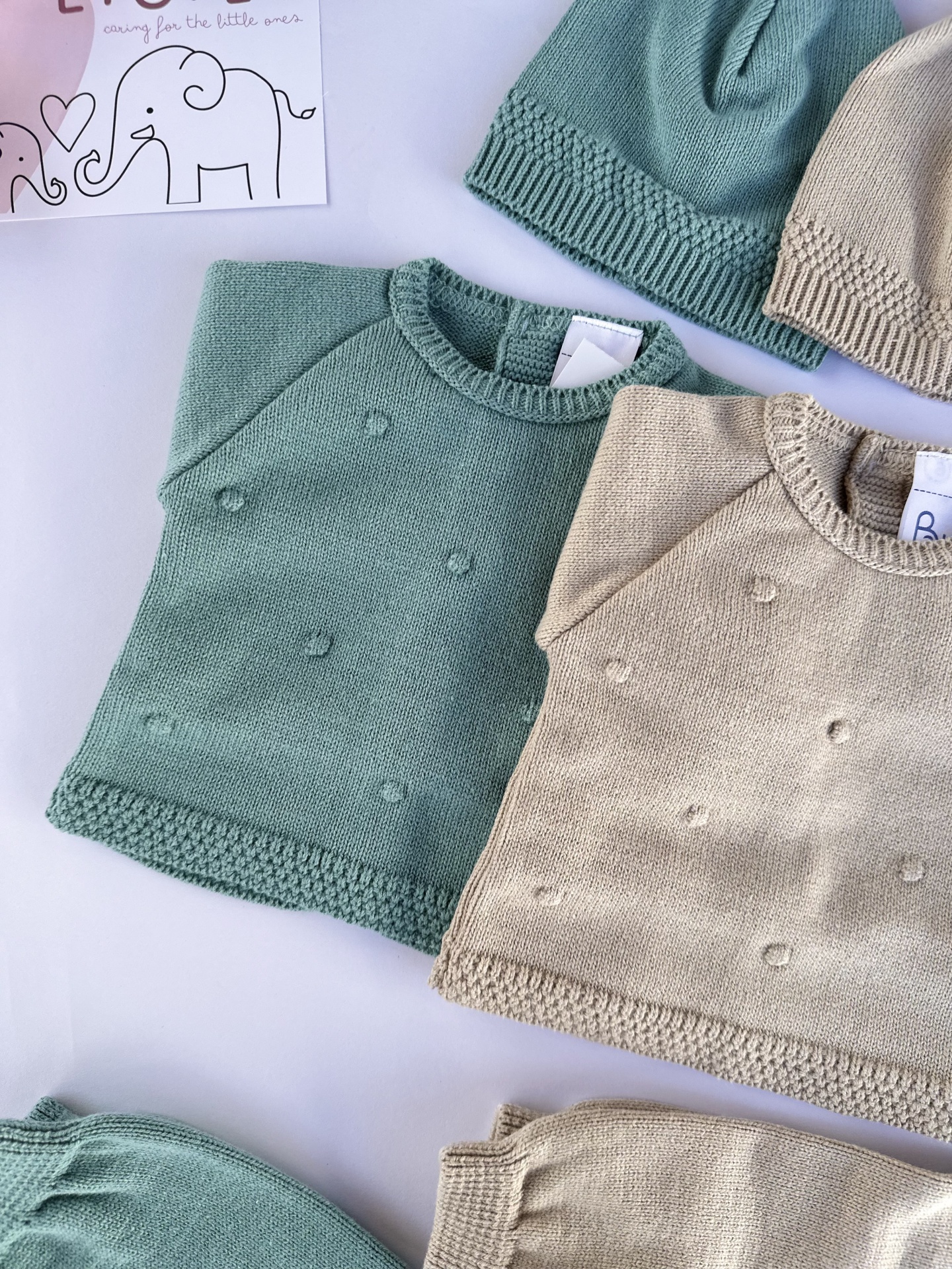 Conjunto ‘classy’ com calça Casacos de malha verde-água e bege para bebé com padrão de nós em relevo