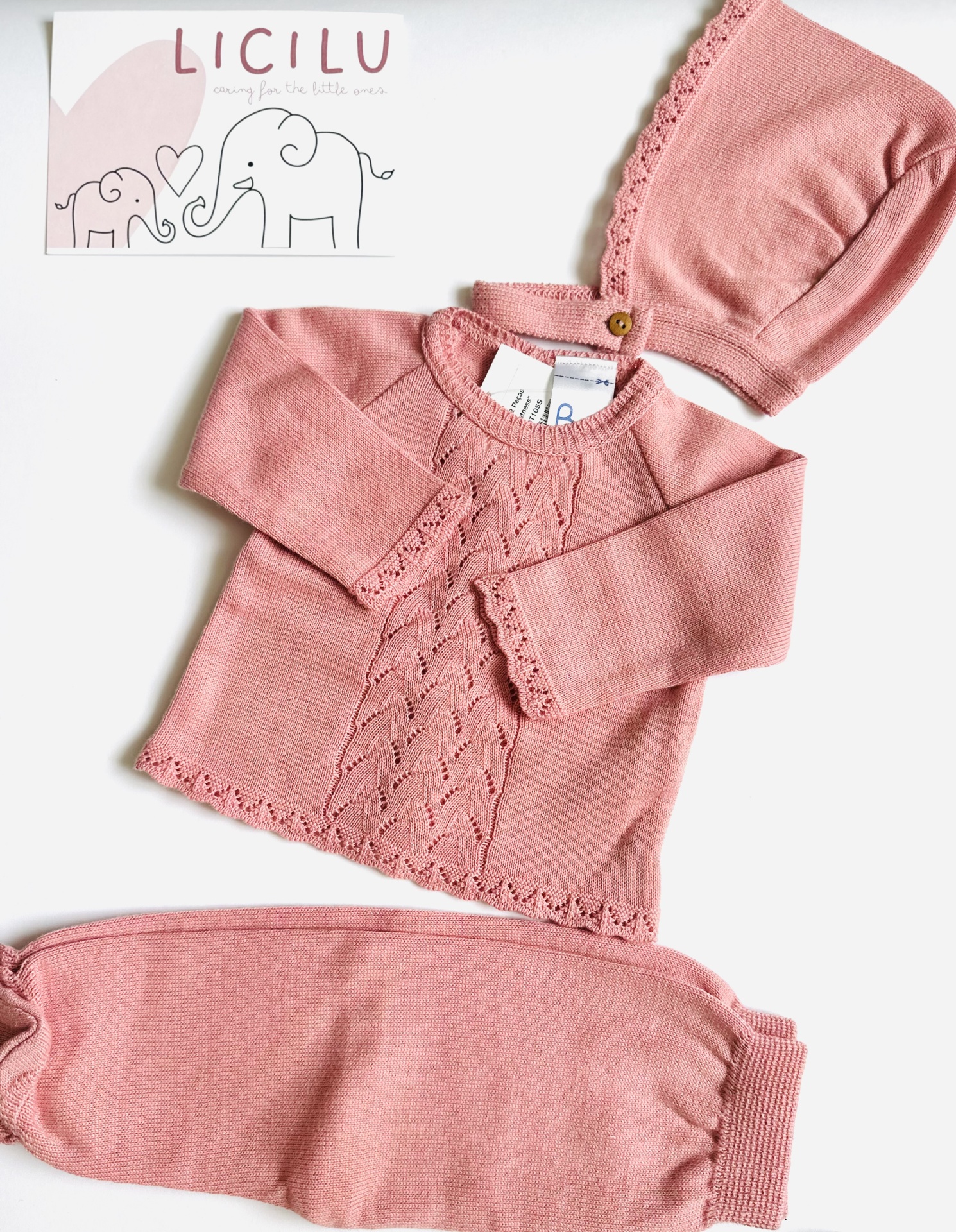 Conjunto de malha com calças e touca - Rosa Conjunto de bebé rosa em malha com camisola, calças e touca com cartão ilustrativo da marca.