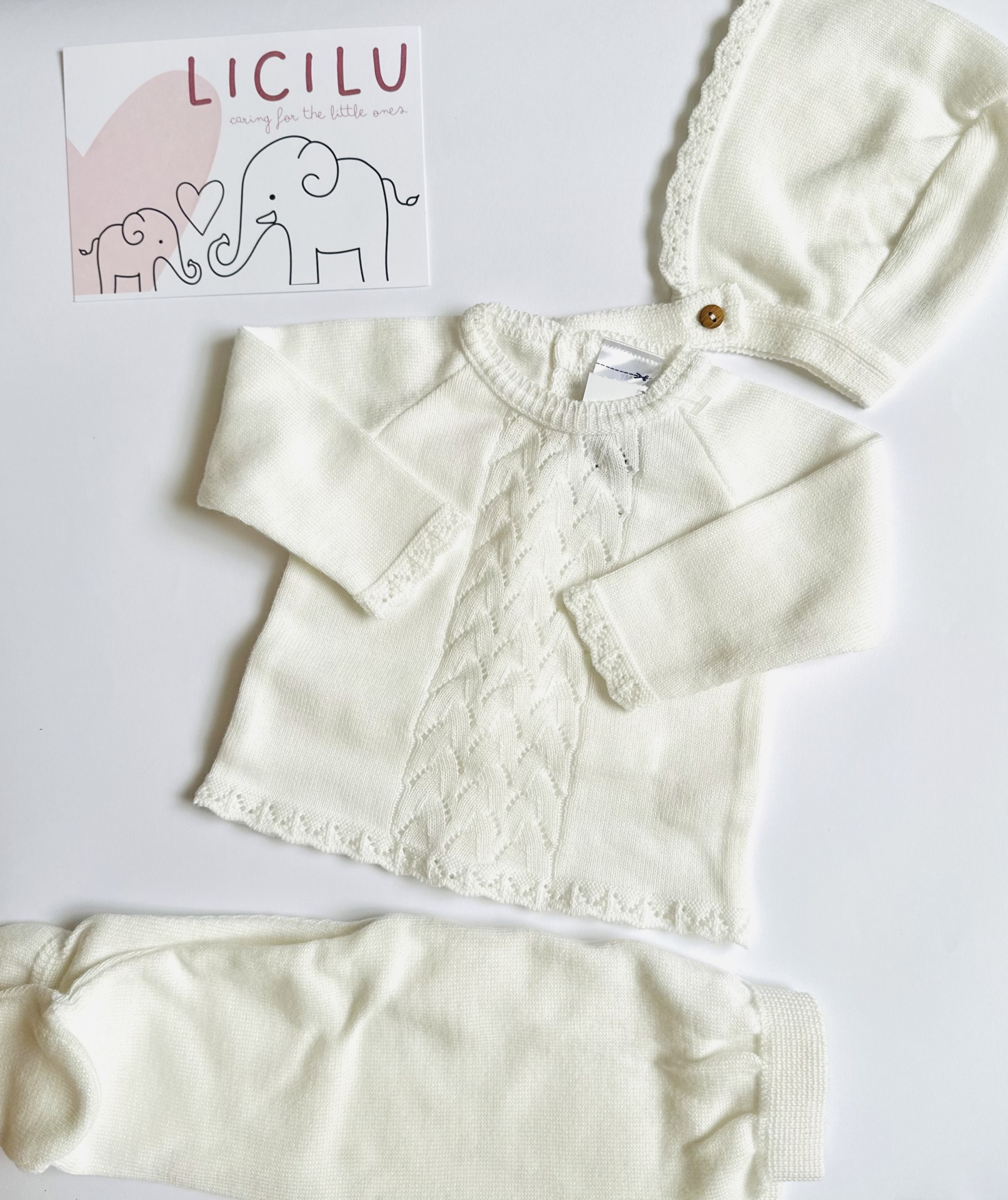 Conjunto de malha com calças e touca - Pérola Conjunto de roupa de bebé em malha branca com casaco, calças e capucho