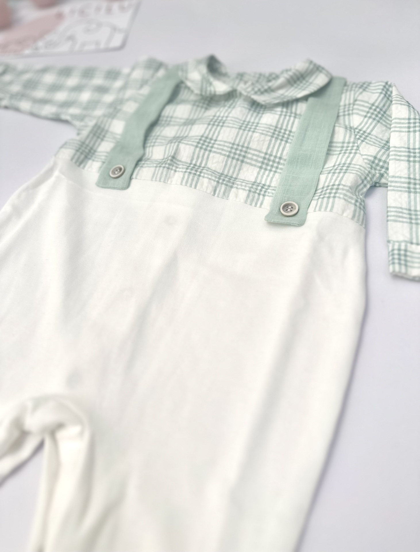 Babygrow 'Mint Green' com gola aberta Macacão de bebê xadrez verde e branco com calças brancas e alças verdes