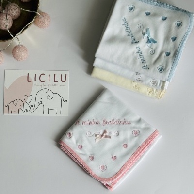 Fraldas bordadas para bebé em branco com detalhes em azul e rosa e cartão da marca LICILU